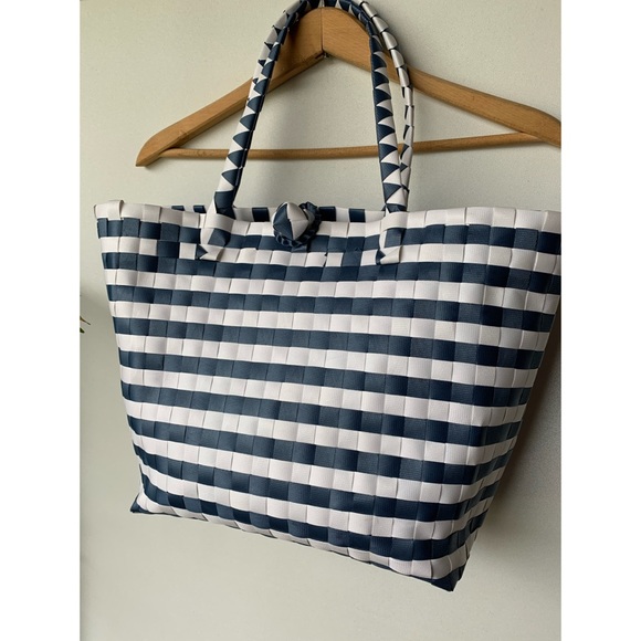 Free with purchase - Super cute blue and white beach or picnic bag - Picture 3 of 9